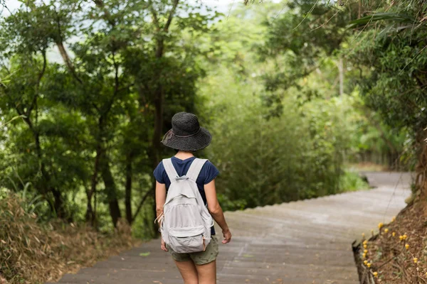 Donna asiatica trekking — Foto Stock