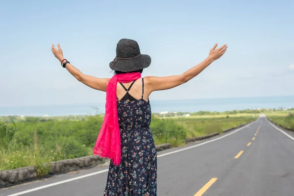 Viajando mulher sinta-se livre — Fotografia de Stock