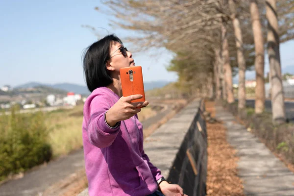 Starsza kobieta azjatyckich zrobić selfie — Zdjęcie stockowe