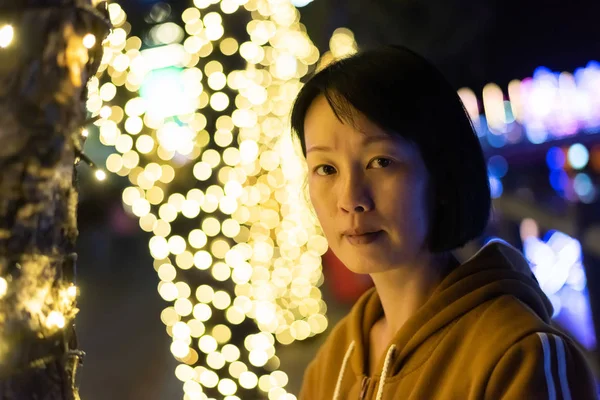 Aziatische vrouw gezicht bij nacht — Stockfoto