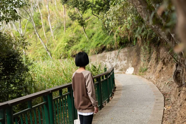 Asiatin beim Wandern — Stockfoto