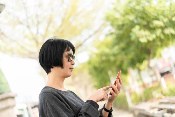 Азиатская женщина с помощью мобильного телефона — стоковое фото