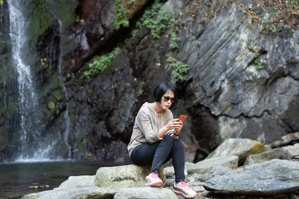 Asiatico donna utilizzando cellulare — Foto Stock