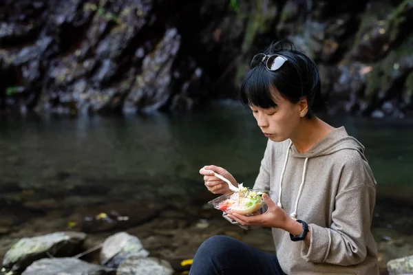 Mujer asiática comer ensalada — Foto de Stock