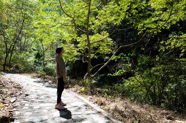 Mujer asiática senderismo al aire libre — Foto de Stock