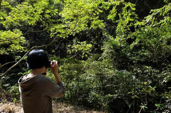 女性は屋外で写真を撮る — ストック写真