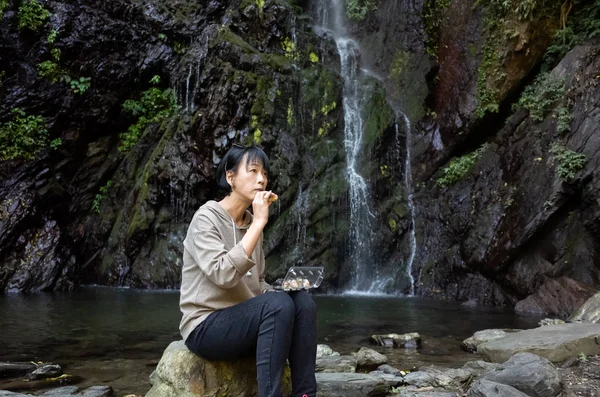 アジアの女性が寿司を食べる — ストック写真