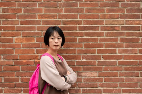 Asya seyahat kadın çantası ile — Stok fotoğraf