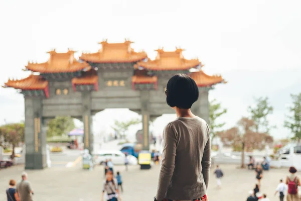 Mujer asiática parada en el templo de Wenwu —  Fotos de Stock