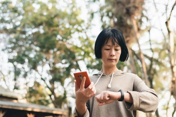 Usando reloj inteligente y teléfono móvil —  Fotos de Stock