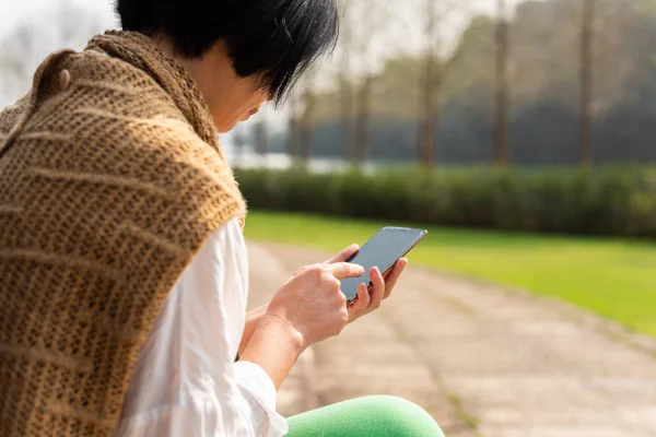 Femme utilisant mobile à l'extérieur — Photo