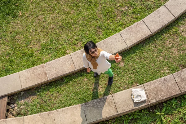 Widok góry Azji kobieta selfie — Zdjęcie stockowe