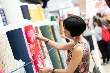 kadın kumaş alışveriş merkezinde kumaş rulo almak