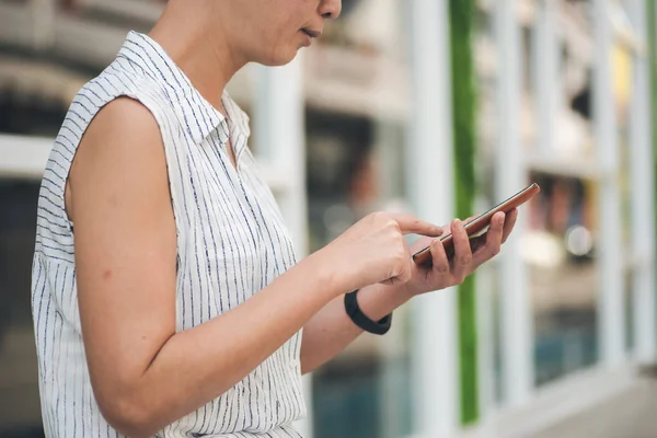 Kadın oturma ve cep telefonu kullanma — Stok fotoğraf