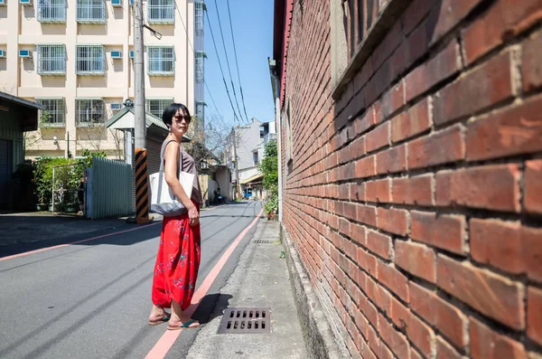 Modern érett ázsiai nő séta az utcán — Stock Fotó
