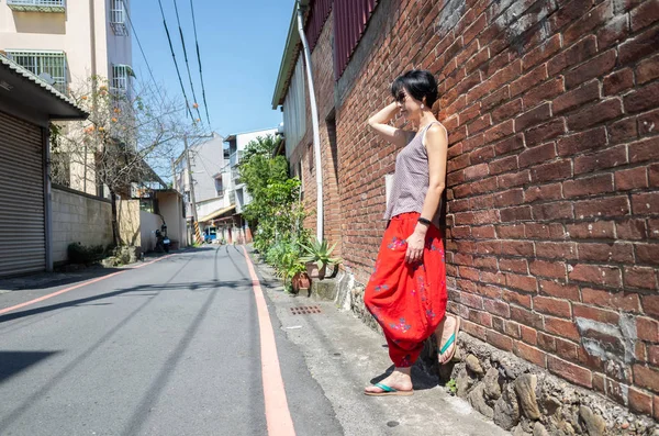 Moderna madura asiática mujer caminando en la calle —  Fotos de Stock