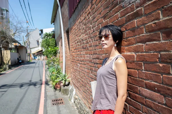 Moderno maduro mulher asiática andando na rua — Fotografia de Stock