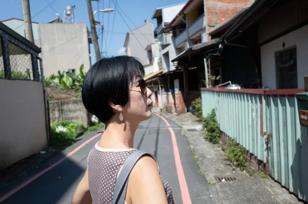 Moderna madura asiática mujer caminando en la calle —  Fotos de Stock