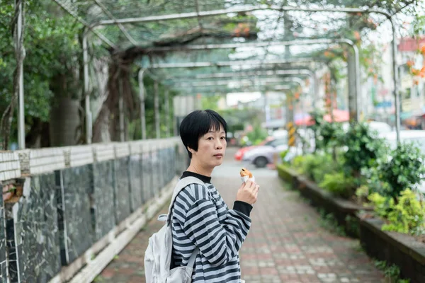 Vrouw eet traditionele Taiwanese snack — Stockfoto
