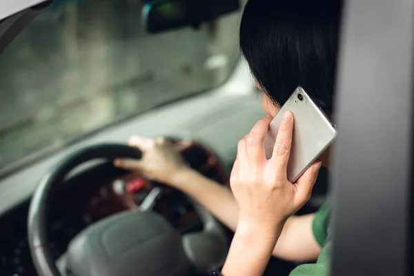 Woman talking on cellphone when driving — Stock Photo, Image