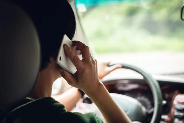 Kvinna pratar på mobiltelefon när du kör — Stockfoto