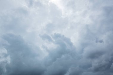 ağır bulutlu gökyüzü