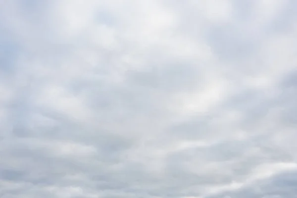 Nuages blancs sur ciel bleu — Photo