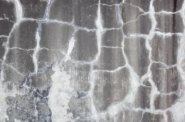 Verweerde grijze muur met scheuren — Stockfoto
