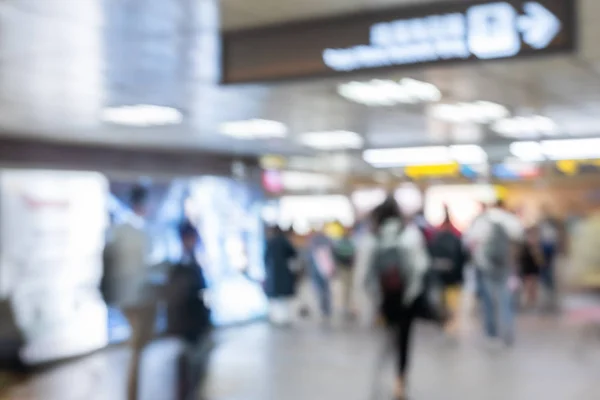 Människor som vandrar i den moderna byggnaden — Stockfoto