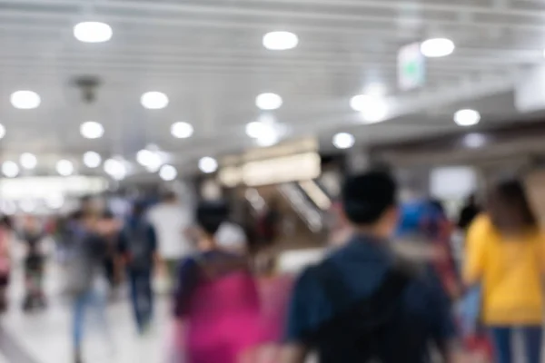 Mensen lopen in het moderne gebouw — Stockfoto