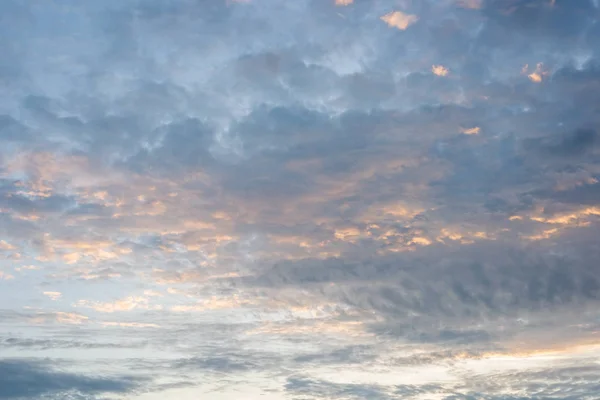 Fond de nuages de coucher de soleil sur le ciel — Photo