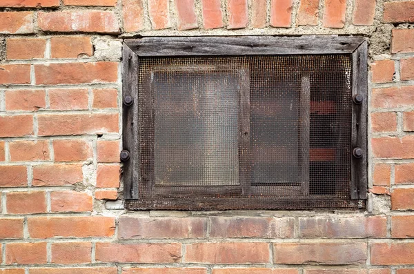 Vieille fenêtre sur mur de brique rouge — Photo