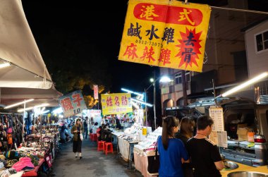 satıcı ve kişi Mağazası ile gece pazarı