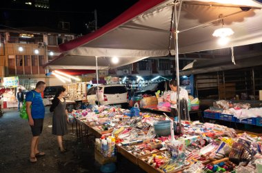 satıcı ve kişi Mağazası ile gece pazarı