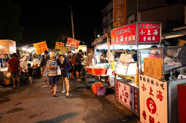 Mercado nocturno con el vendedor y la gente tienda — Foto de Stock