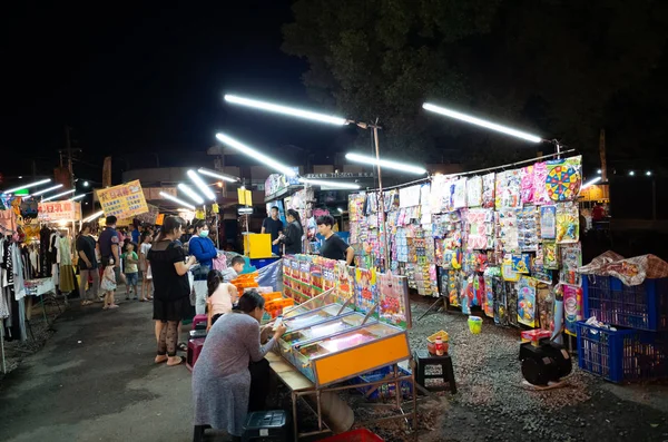 Night marketplace with vendor and people shop — Stock Photo, Image