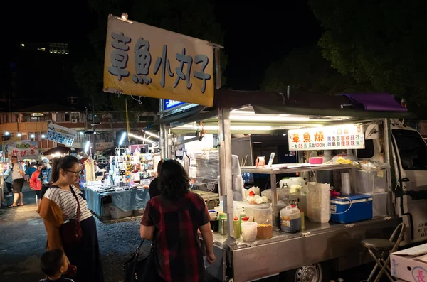 夜市与供应商和人店 — 图库照片