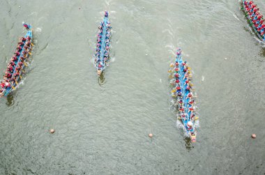 geleneksel Dragon Boat Festivali 'nde rekabetçi tekne yarışı