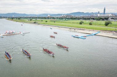 geleneksel Dragon Boat Festivali 'nde rekabetçi tekne yarışı