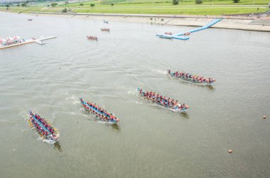 geleneksel Dragon Boat Festivali 'nde rekabetçi tekne yarışı