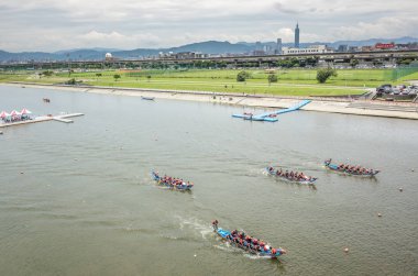 geleneksel Dragon Boat Festivali 'nde rekabetçi tekne yarışı
