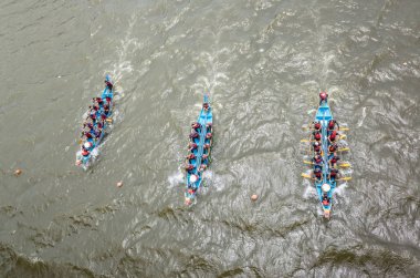 geleneksel Dragon Boat Festivali 'nde rekabetçi tekne yarışı