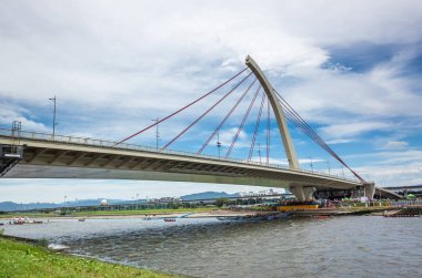 gökyüzü altında nehir ile Köprü ile Cityscape