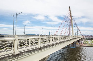 gökyüzü altında nehir ile Köprü ile Cityscape