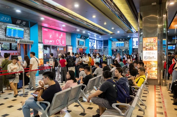 Personer med Taipei Long Distance busstation Building på Taipei — Stockfoto