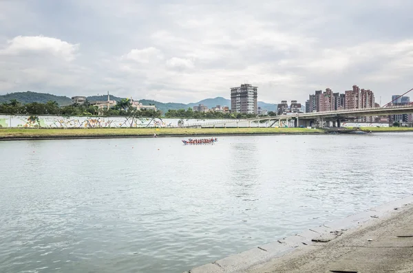 Course de bateau compétitive dans le festival traditionnel Dragon Boat — Photo