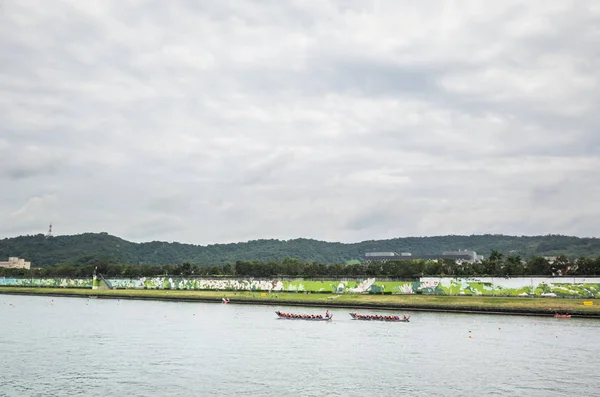 Competitivas carreras de barcos en el tradicional Dragon Boat Festival —  Fotos de Stock