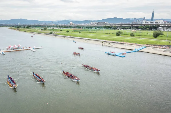 Competitivas corridas de barco no tradicional Dragon Boat Festival — Fotografia de Stock