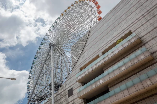 Ferris wheel and Miramar entertainment shopping mall — Stock Photo, Image