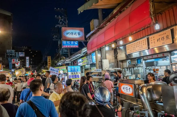 La gente camina y compra en un mercado nocturno en Taipei — Foto de Stock